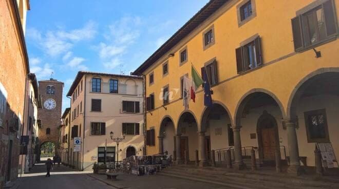 Il clochard si denuda, il sindaco: "Non sappiamo più cosa fare" - IlCuoioIndiretta